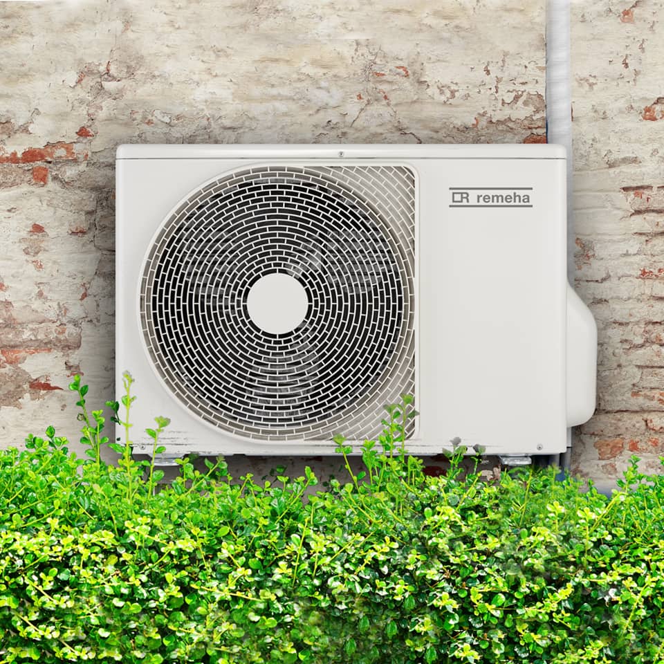 remeha warmtepomp bevestigd aan de muur